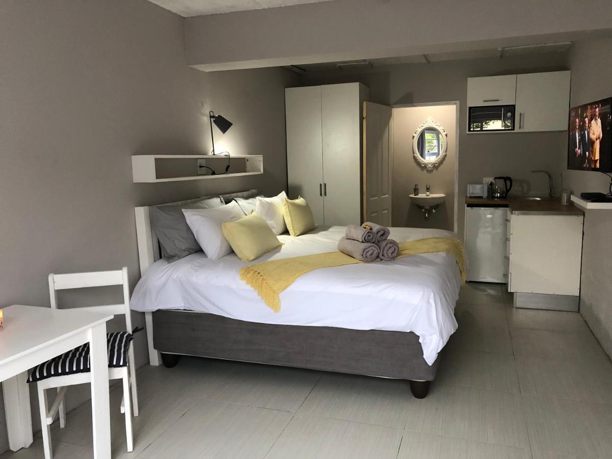 Second Best Accommodation East London Eksteriør bilde